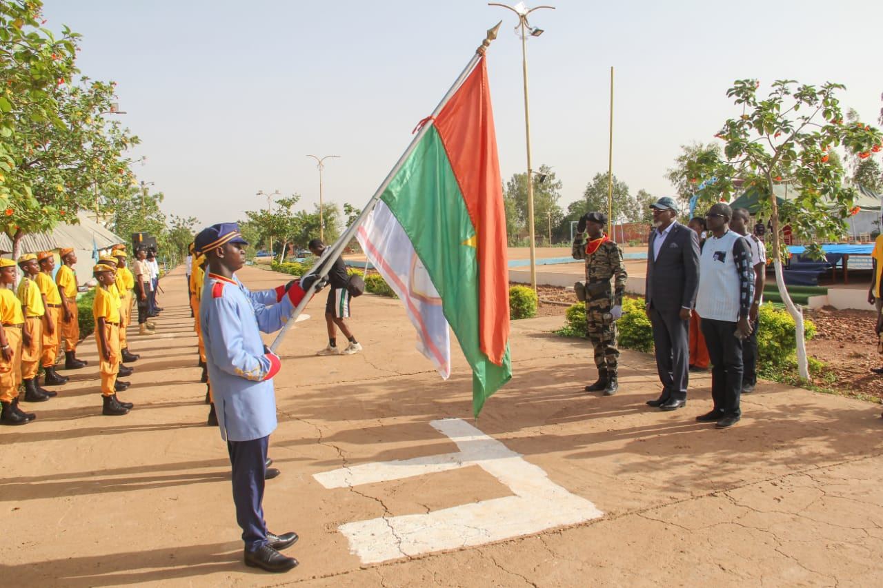 Salut au Président lors de la cérémonie de clôture, avec les drapeaux ARC et Burkina Faso